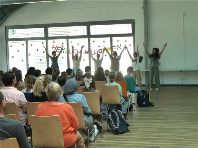 Schüler der 6. Klasse boten ein buntes Programm im Rahmen der Begrüßungsfeier am GiK.  Foto: privat
