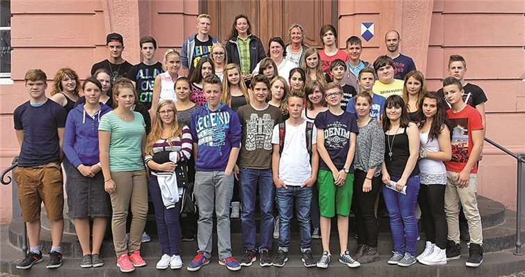 Schüler der 9. Klassen der RS Dierdorf vor dem Mainzer Landtag. privat
