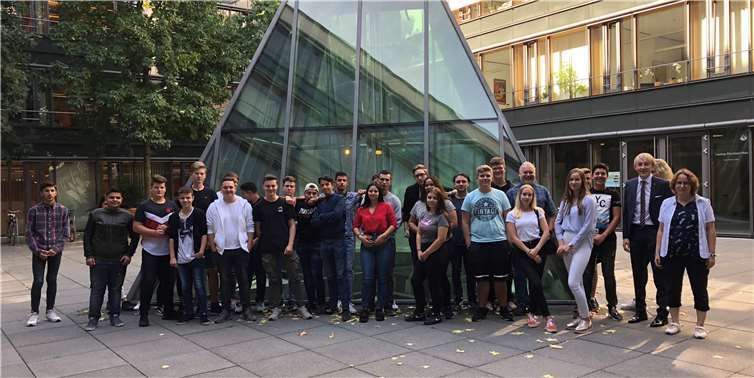 Schüler der 9. und 10. Jahrgangsstufe der St. Thomas-Realschule plus Andernach waren zu Besuch im Mainzer Landtag und beim ZDF. Foto: privat