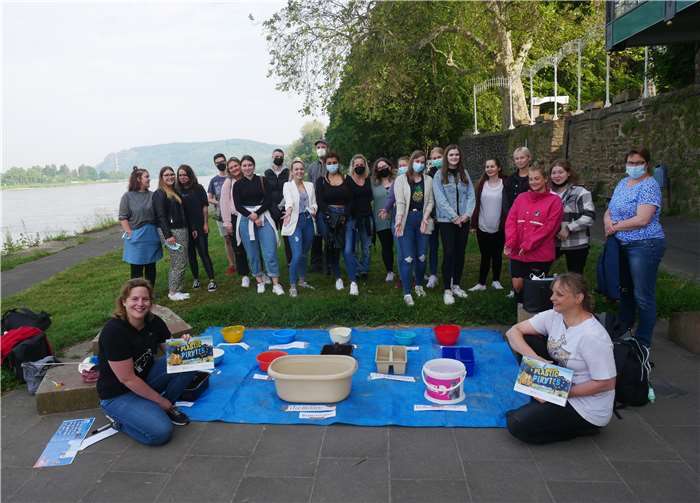Schüler der Alice-Salomon-Schule Linz treten der Plastikverschmutzung entgegen. Die ganze Klasse der FFS 20a wurde am Morgen getestet, um im Freien auch mal ohne Maske ihrer Mission mit „Plastic Pirates“ nachkommen zu können. Fotos: CD