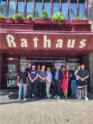 Schüler der BSASHK22, Frau Kölsch (Sozialkundelehrerin) , Herr Peitz (Bürgermeister der Stadt Andernach), Frau Strittmatter (Lehrerin). Foto: Stadtverwaltung Andernach