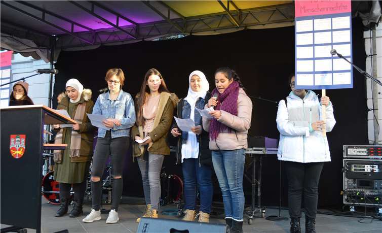 Schüler der Barbarossaschule Sinzig machten auf 70 Jahre Menschenrechte aufmerksam.AB