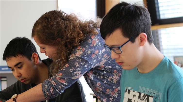 Schüler der Berufsorientierenden Stufe bei der Freiarbeit.