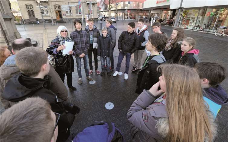 Schüler der Erich Kästner-Realschule reinigten die Stolpersteine in Bad Neuenahr.  FIX