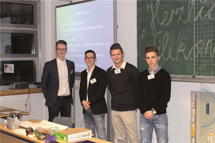 Schüler der Fachoberschule Untermosel mit dem Schwerpunkt Wirtschaft präsentierten Unterrichtseinheiten zu den Themen „Geschäftsfähigkeit“ und „Angebotsvergleich“.privat