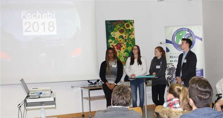 Schüler der Fachoberschule stellten im Rahmen der Infoveranstaltung „Wege nach der Klasse 10“ die weiterführende Schule in Kobern-Gondorf vor. privat