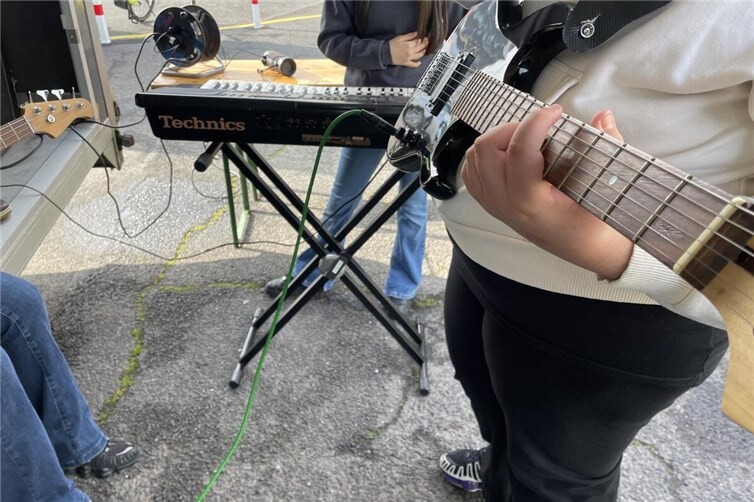 Schüler der Goethe Realschuler Plus übten an Gitarre, Key-Board und Schlagzeug