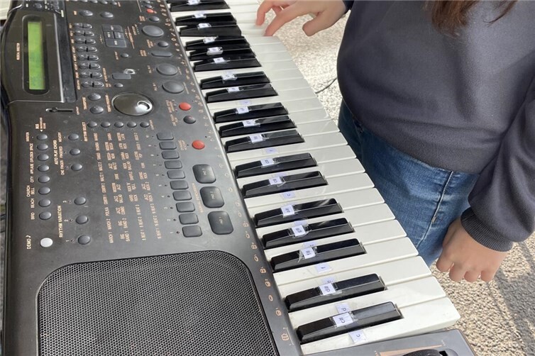 Schüler der Goethe Realschuler Plus übten an Gitarre, Key-Board und Schlagzeug