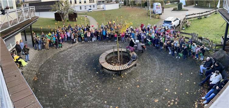 Schüler der Grundschule Mendig zu Besuch im Garten des Caritas Zentrums.  Foto: Meike Schaab / Caritas Zentrum Mendig