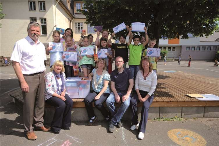 Schüler der Grundschule Moselweiß freuen sich über die neue Notfallkiste. Vorne v.l.: Heribert Heinrich (AWO-Geschäftsführer), Christiane Heinrich-Lotz (AWO-Kreisvorsitzende), Renate Simon-Gail (OFD), Nils Kaminski (Jugendleiter AWO) und Schulleiterin Martina Keller (Grundschule Moselweiß).privat