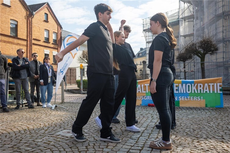 Schüler der IGS Selters zeigten am Aktionstag gegen Rassismus in einer Performance den Unterschied zwischen Ablehnung und Akzeptanz.