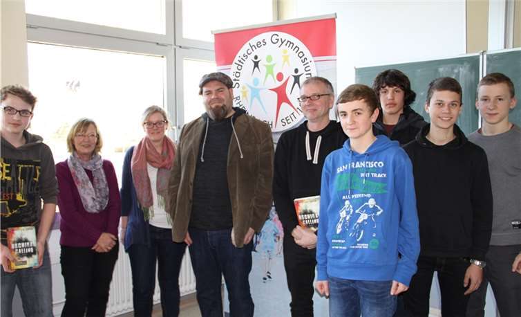 Schüler der Jahrgangsstufe 9 des Städtischen Gymnasiums (SGR) begegneten dem Jugendbuchautor Christian Linker in einer Lesung, in der dieser seinen neuen Roman über radikal islamische Kreise vorstellte. privat