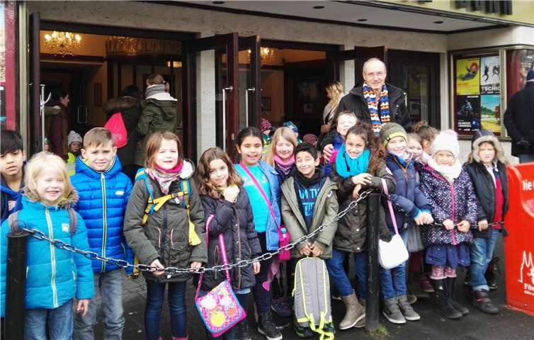 Schüler der Klasse 1c und Begleitung vor dem Jungen Theater in Bonn.privat