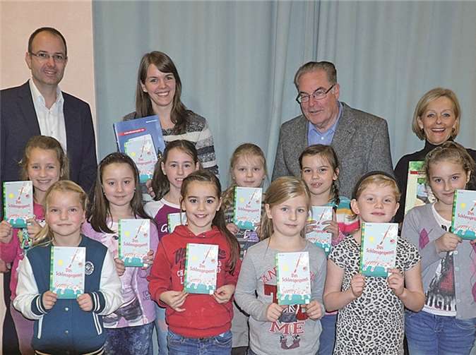 Schüler der Klasse 2b der Grundschule Cochem zeigen stolz die neue Lektüre „Das Schlossgespenst“.Privat