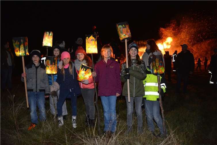 Schüler der Klasse 4b mit ihren schönen Laternen.Foto: BE