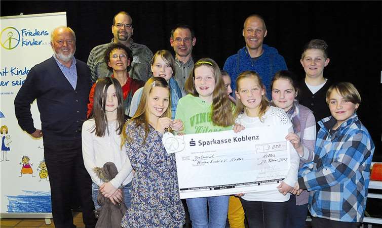 „Von Kindern für Kinder“ Schüler der Klasse 5a mit Lehrer Nico Straßburg und Organisatoren der Friedenskinder.privat
