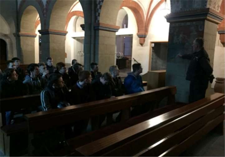 Schüler der Klasse zwölf der Fachoberschule der Realschule plus und FOS Mendig besuchten gemeinsam mit ihrer Lehrerin die St. Cyriakus Kirche in Niedermendig. Foto: privat