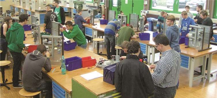 Schüler der Klasse zwölf der Realschule Plus mit Fachoberschule in Mendig besuchten das Ausbildungszentrum der Westnetz in Saffig.  Privat