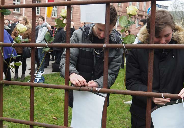 Schüler der Lützeler Hans-Zulliger-Schule und der Diesterweg-Schule hefteten die Porträts der Ermordeten am Mahnmal an.HH