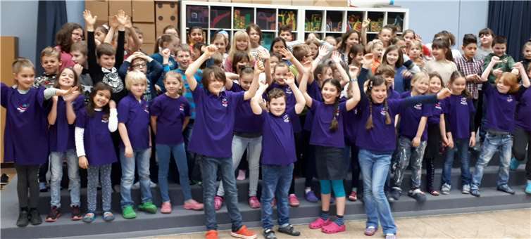 Schüler der Medardus-Grundschule widmen sich in einem Singspiel dem Heiligen Medard. Foto: Stadtverwaltung Bendorf