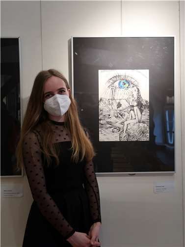 Schüler der Oberstufe des Städtischen Gymnasiums Rheinbach zeigen zuzeit 35 eigene Werke im Glasmuseum der Stadt Rheinbach: Jana Sommerhof mit ihrem Werk „Unendlicher Augenblick“.  Fotos: Claudia Spittel