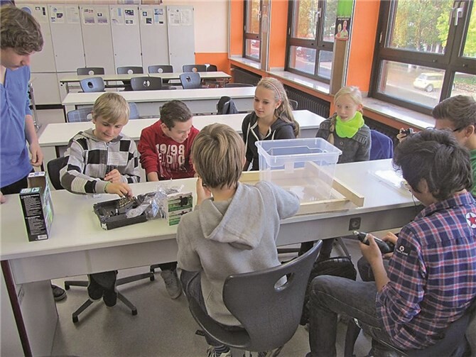Schüler der Projektgruppe Erforschung regenerativer Energien. Sebastian Cholewa