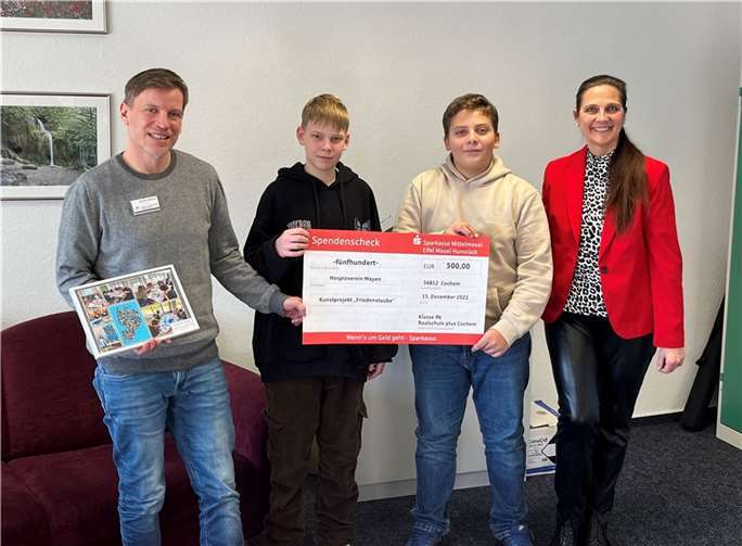 Schüler der Realschule plus Cochem übergeben mit ihrer Kunstlehrerin Frau Laubach die Spende über 500 Euro an den Hospizverein Mayen. Quellen: Realschule plus Cochem