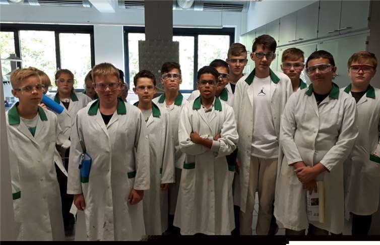 Schüler der Realschule plus an der Römervilla Mülheim-Kärlich hatten die Möglichkeit, in den Schülerlabors an der Universität Koblenz zu experimentieren. Fotos: privat