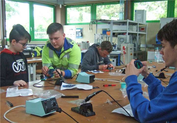 Schüler der Realschule plus aus Mendig beim Löten einer elektronischen Platine.Foto: privat