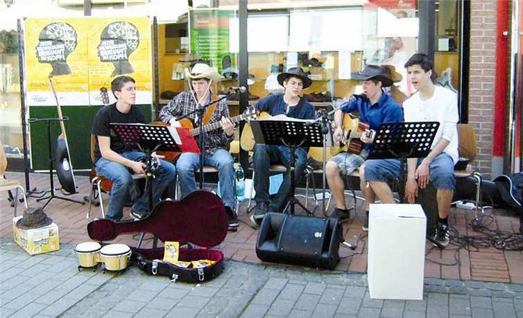 Schüler der Stufe Q1 singen und spielen für Afrika: (v.l.n.r.) Marc Kerzmann, Stephan Ritzert, Benji Hauschild, Christoph Ritzert, Matthias Göttelmann. privat
