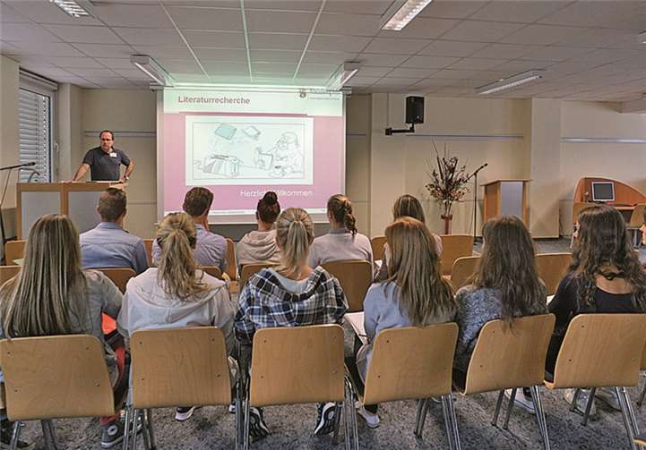 Schüler der Stufe Zwölf bei einer Datenbankschulung. Rudolf Quack