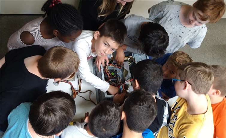 Schüler der Stufen 5 und 6 staunen über das Innenleben eines PCs.