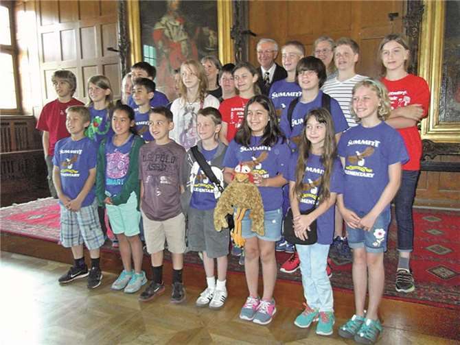 Schüler der Summitt Elementary School aus Austin/Texas wurden von Oberbürgermeister Prof. Dr. Joachim Hofmann-Göttig (hinten mitte) im Rathaus empfangen. Begleitet wurden die Kinder u.a. von Schulleiterin Dagmar Friedrich (Koblenz - hinten links) und Schulleiterin Dedra Standis (Austin - hinten rechts).  Privat