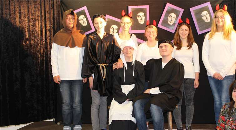 Schüler der Theater-AG, unter der Leitung von Angelika Dormeyer präsentierten eine Luthercollage mit dem Titel „Hier stehe ich - ihr könnt auch anders“.