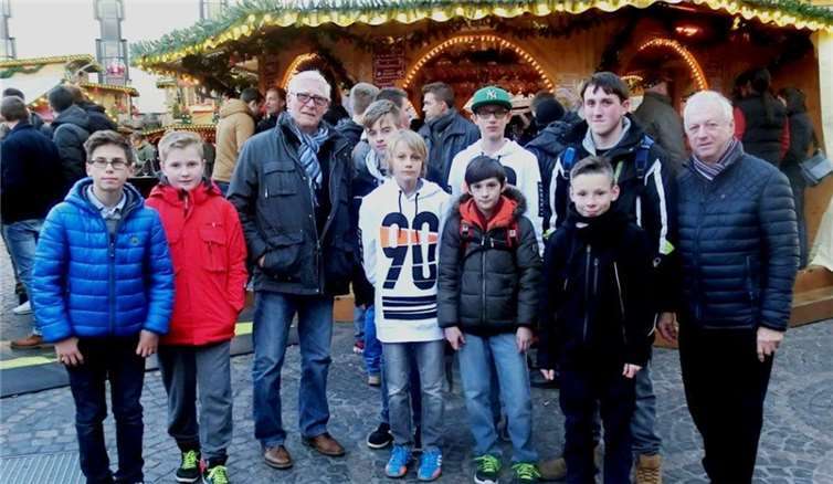 Schüler der WK IV mit ihren Trainern beim Weihnachtsmarkt in Bonn.privat