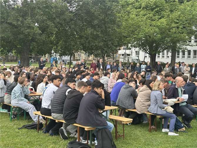 Schüler der beiden Neuwieder Gymnasien diskutierten beim „Tag der Religionen“ in den Goetheanlagen über eigenen Erfahrungen und Vorstellungen zum Thema Toleranz. Foto: Stadt Neuwied / Ulf Steffenfauseweh