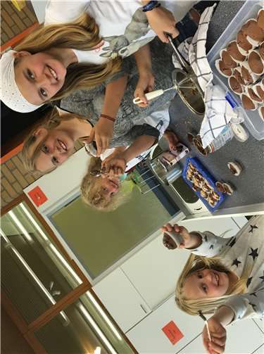 Schüler der ehemaligen vierten Klasse der Konrad-Adenauer Grundschule.privat