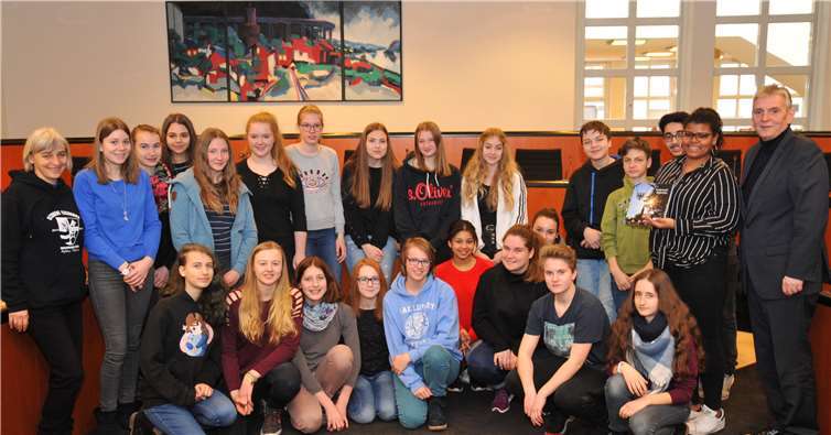 Schüler des Bertha-von-Suttner-Gymnasiums und Ludivine Aubras im Alten Rathaus.privat