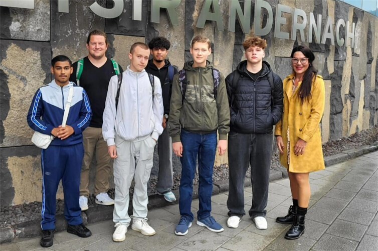 Schüler des Berufsvorbereitungsjahres mit Lehrerin Rebecca Strittmatter.