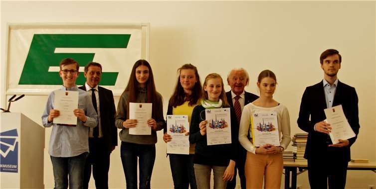 Schüler des Gymnasiums im Kannenbäckerland Höhr-Grenzhausen freuen sich über ihre Preise.