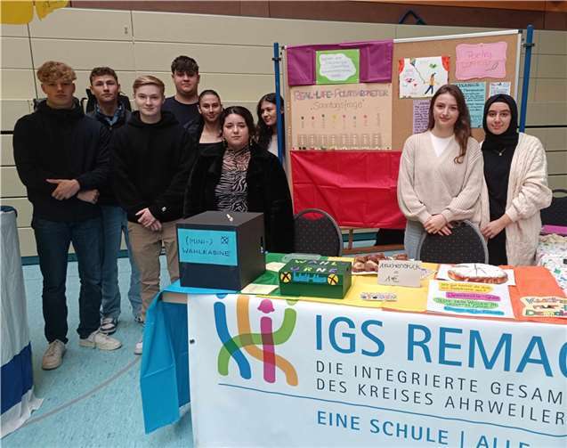 Schüler des Leistungskurses Sozialkunde 12 der IGS Remagen kamen am Tag der Demokratie mit Besuchern und Politikern ins Gespräch.  Fotos: Alicja Garus