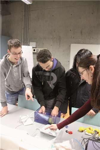 Schüler des Leistungskurses bei der praktischen Arbeit. privat