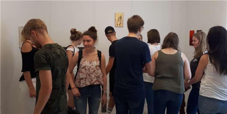 Schüler des Linzer Martinus-Gymnasiums besuchten eine Kunstausstellung.