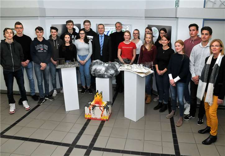 Schüler des Rhein Gymnasiums Sinzig präsentieren Bürgermeister Geron eigene Kunstwerke mit dem Thema „Ausgrenzung“ und jüdischem Leben in Sinzig auseinandersetzen.RASCH