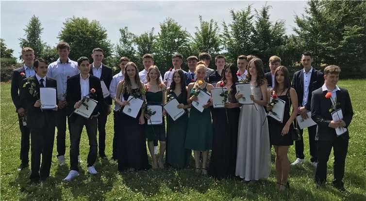 Schüler einer 10. Klasse der Gesamtschule Rheinbach nach der Zeugnisvergabe vor der Stadthalle.