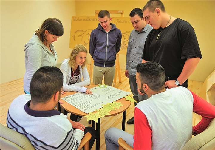 Trialog-Schulenwettbewerb: „Wurzeln erinnern – Zukunft gestalten“ Schüler erarbeiten sich die Grundlagen der Religionen, hier des Judentums.