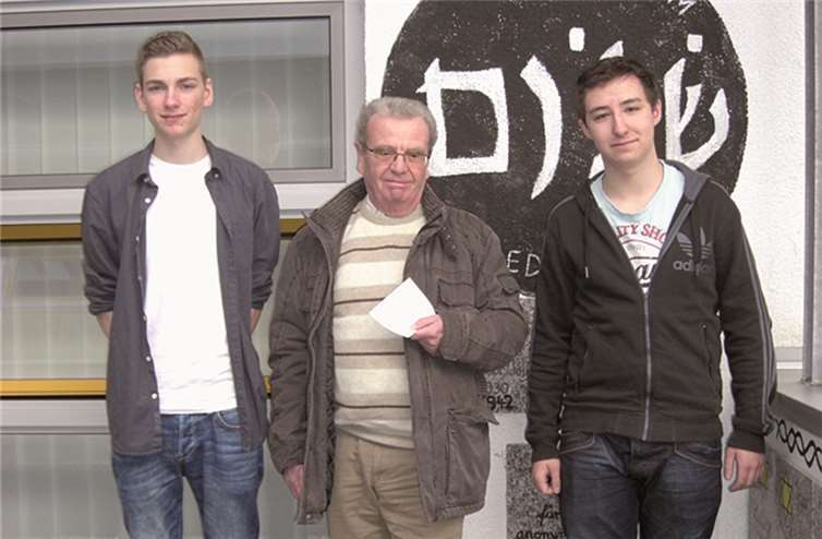 Schüler erklären Gästen die schuleigene Gedenkstätte.privat