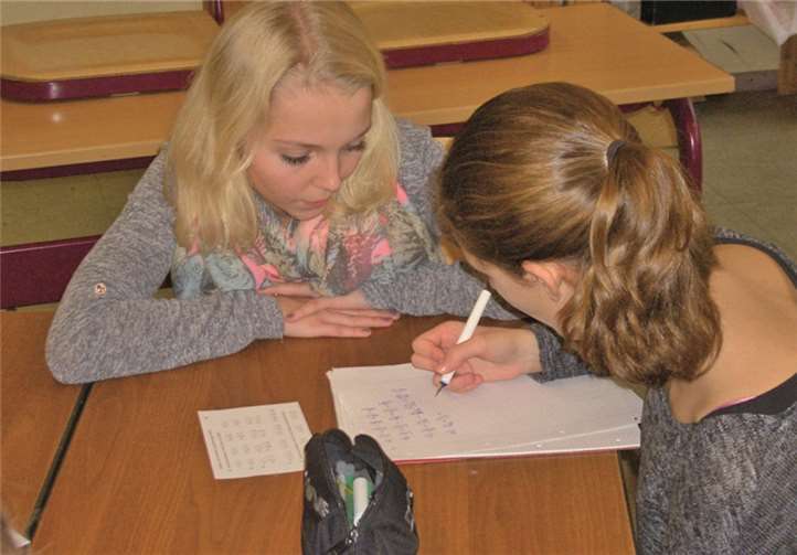 Schüler helfen Schülern, indem sie Hilfestellung bei den Hausaufgaben zum Beispiel geben. Privat