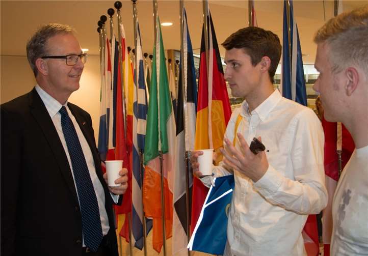 Schüler im Gespräch mit Axel VossUlrich Clees