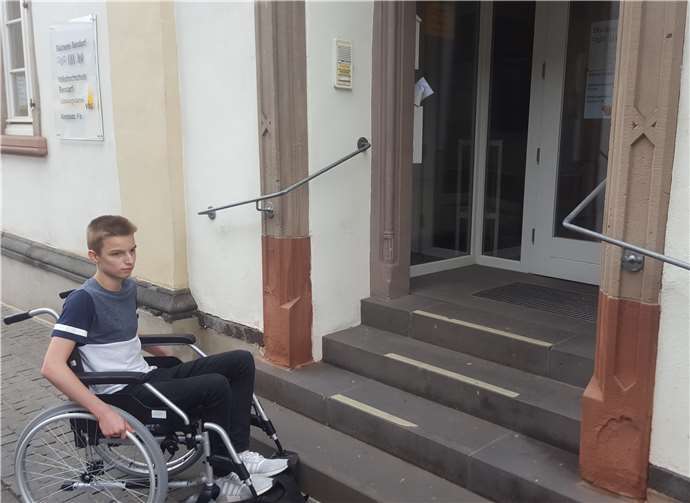 Schüler im Rollstuhl vor der Volkshochschule in Bendorf.